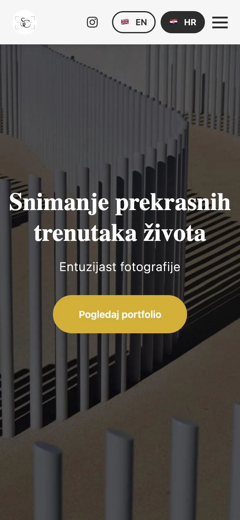 scalusic.photography on a phone, a photographer’s site running on the platform, showing its home page with the language switch and menu